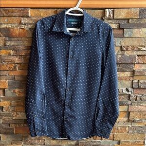 Gorgeous lightweight Perry Ellis Navy Diamond Button-Up Dress Shirt